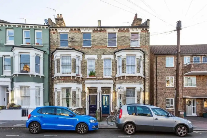Cosy 2bed Skylight Apt W / patio in Clapham Junction