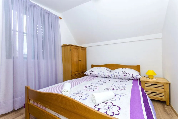 Room 6 of 18