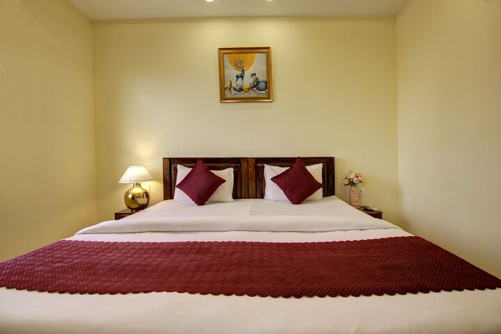 Room 4 of 8
