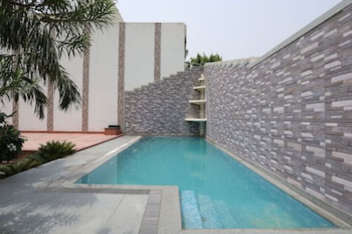 Pool 1 of 2