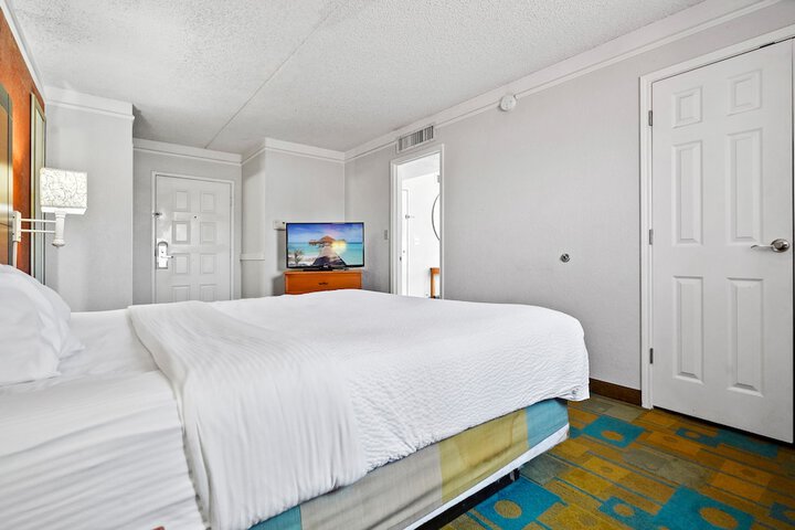 1 King Bed Mobility Hearing Impaired Accessible Room (8 of 22)