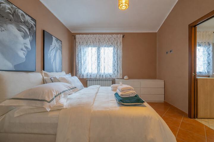 Room 13 of 93