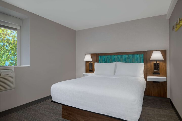 2 Queen Beds Room Accessible with Tub (7 of 9)