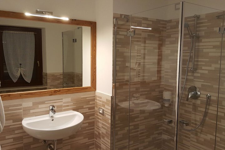 Room 15 of 38