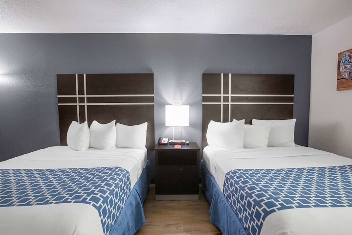 1 Queen Bed (12 of 22)