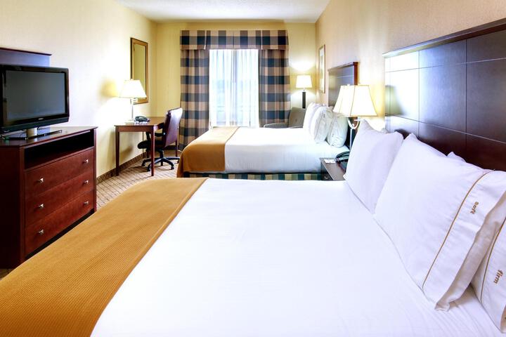 2 Queen Beds (2 of 8)