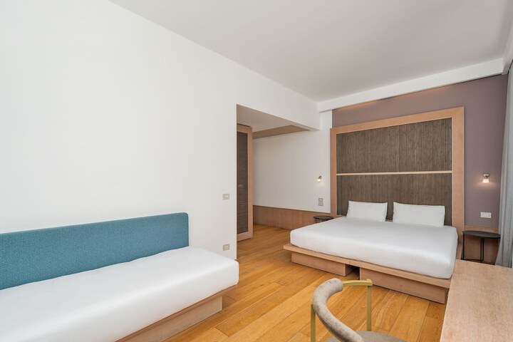 Room 16 of 44