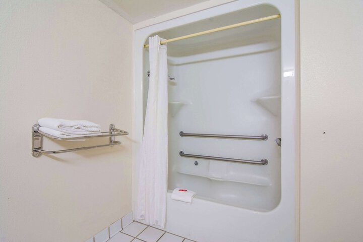 1 Queen Bed (6 of 15)