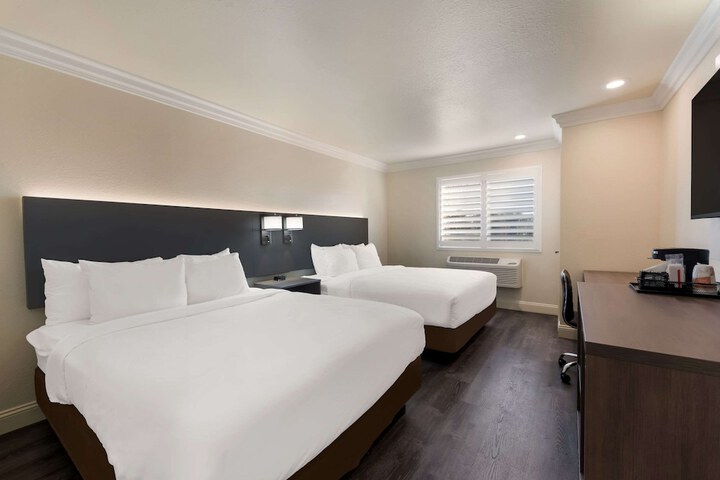 1 Queen Bed (7 of 16)