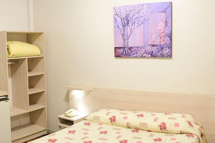 Room 10 of 25