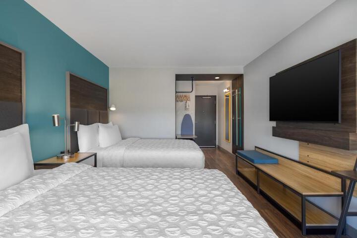 2 Queen Beds with Walk in Shower (1 of 5)