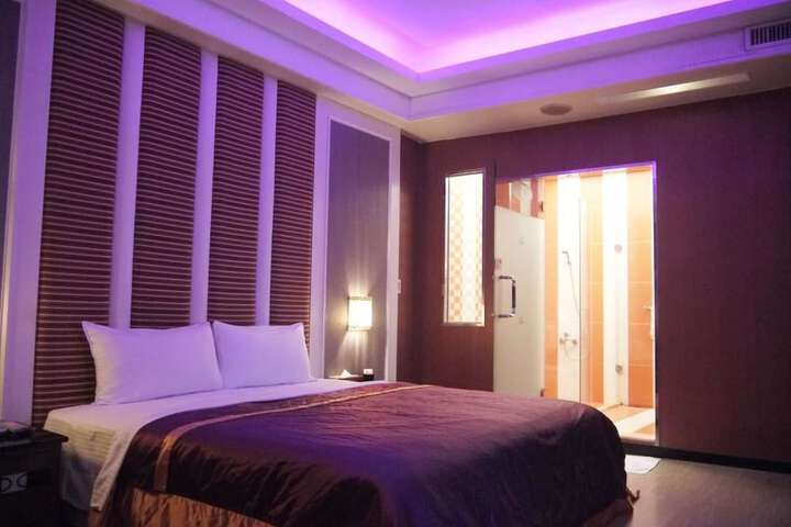 Room 13 of 32