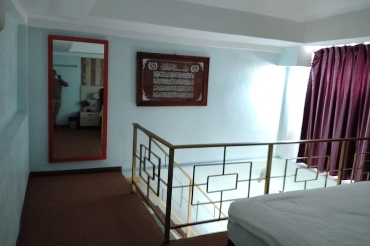 Room 13 of 66