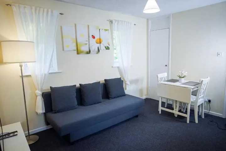 Room 4 of 8