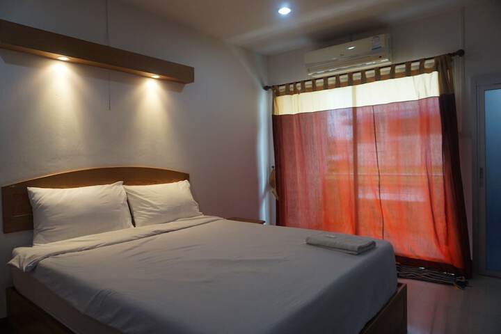 Room 7 of 18