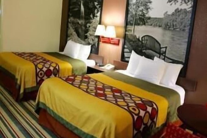 2 Queen Beds (1 of 5)