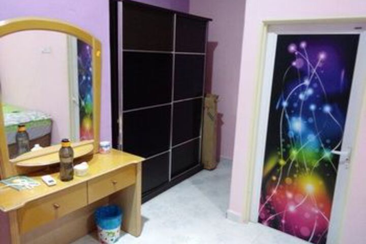 Room 4 of 8