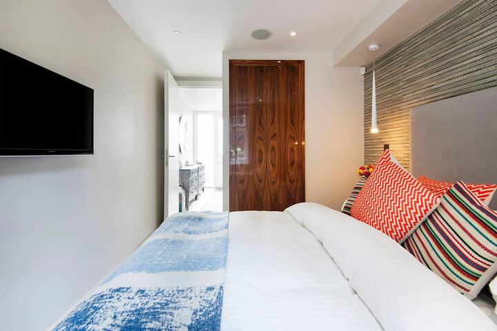 Room 9 of 18