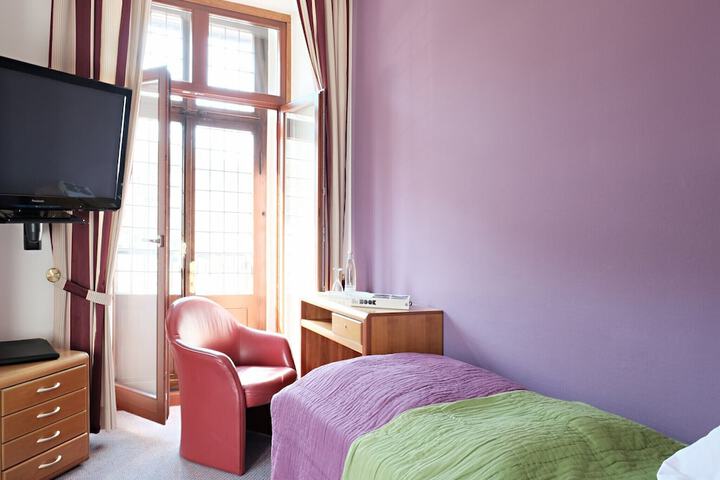 Room 2 of 28