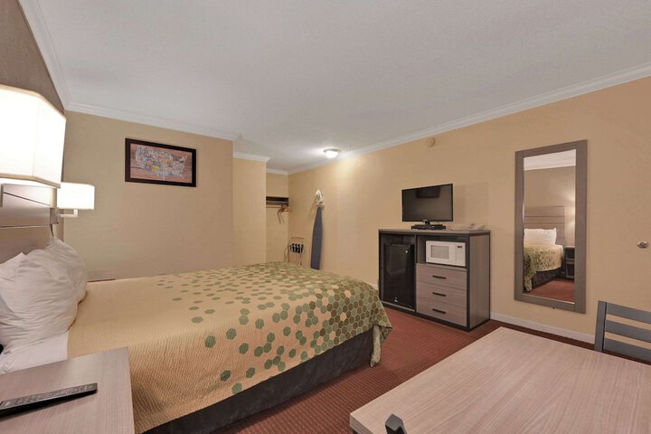 1 Queen Bed (2 of 24)