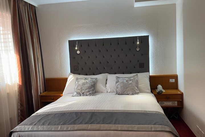 Room 5 of 32