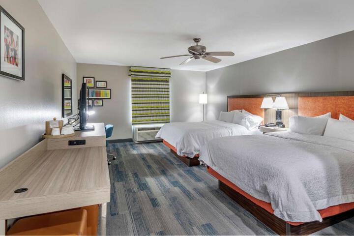 2 Queen Beds (11 of 12)