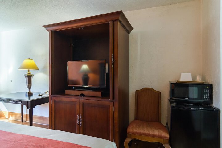 1 King Bed (1 of 7)