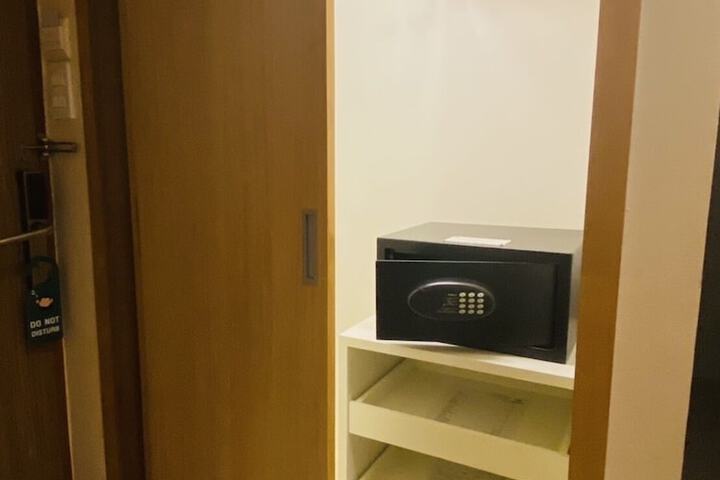 Room 11 of 40