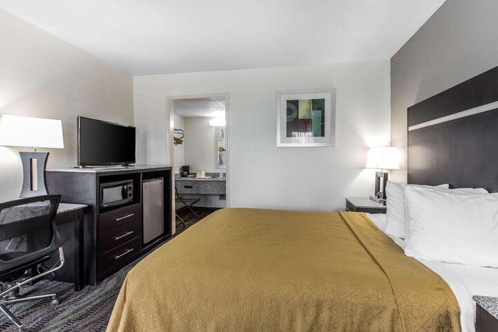 1 Queen Bed Accessible (13 of 13)