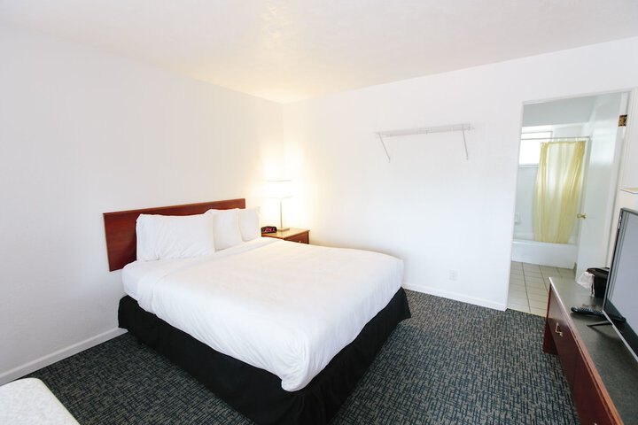 1 Queen Bed Upper Floor (27 of 28)
