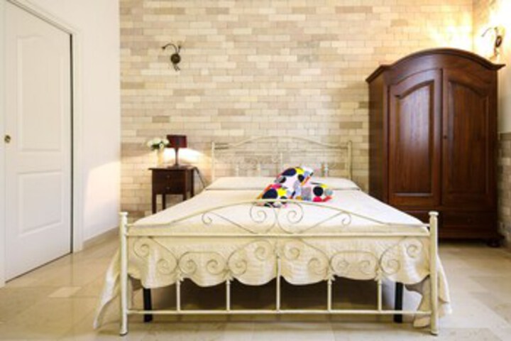 Room 5 of 11