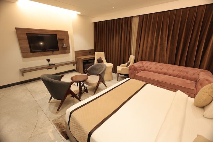 Room 8 of 12
