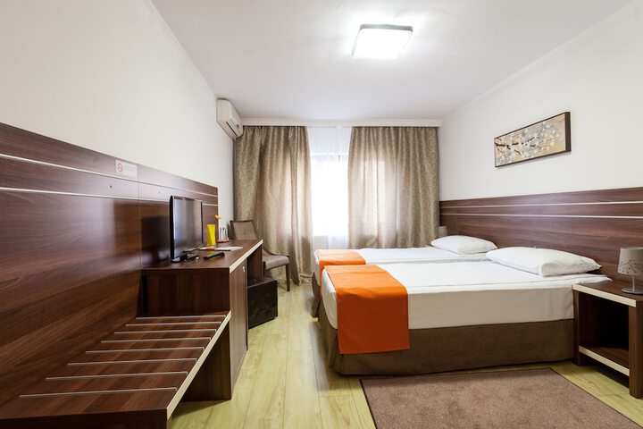 Room 9 of 38