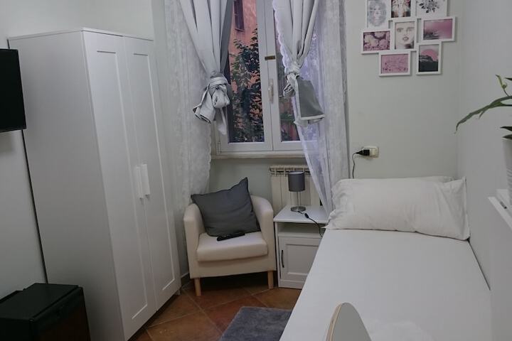 Room 4 of 48