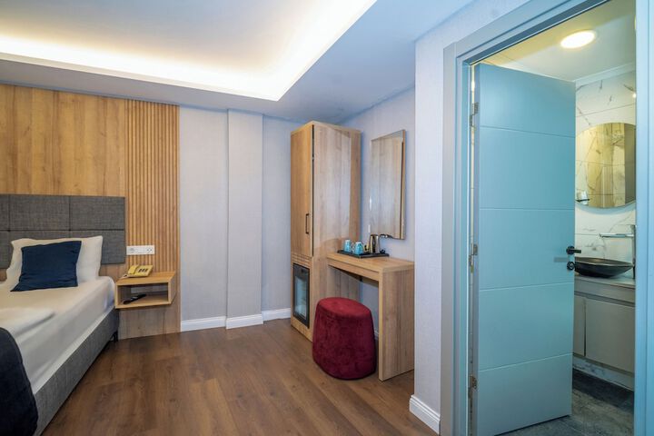 Room 21 of 38