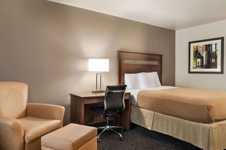 1 Queen Bed (3 of 10)
