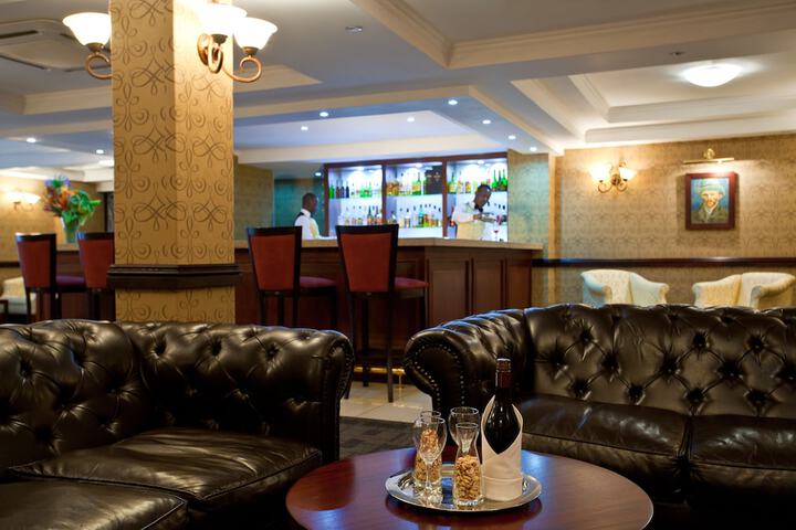 Lounge 84 of 99