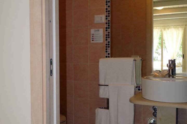 Room 4 of 16