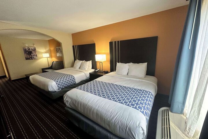 2 Queen Beds High Speed Internet Accessible Microwave and Refrigerator, Coffee Maker Iron and Ironing Board Hairdryer Full Breakfast (5 of 6)