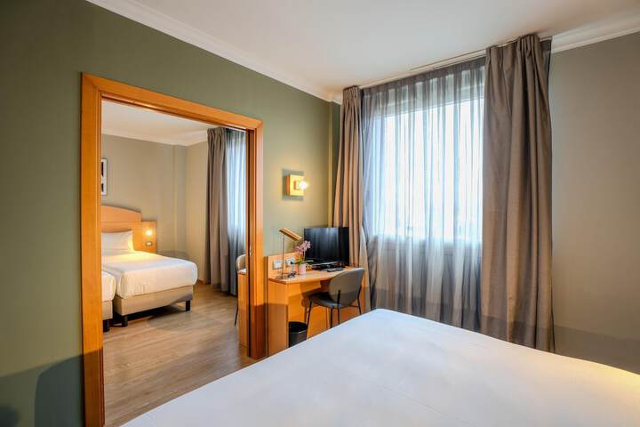 Room 33 of 74
