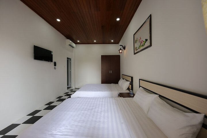 Room 9 of 16
