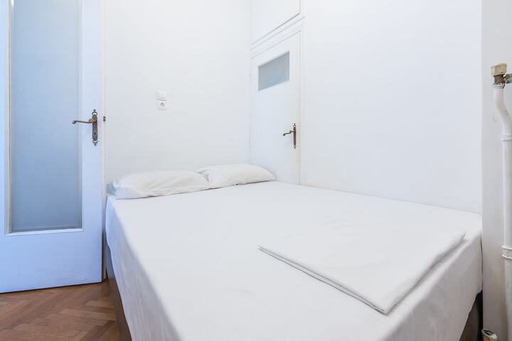 Room 13 of 20