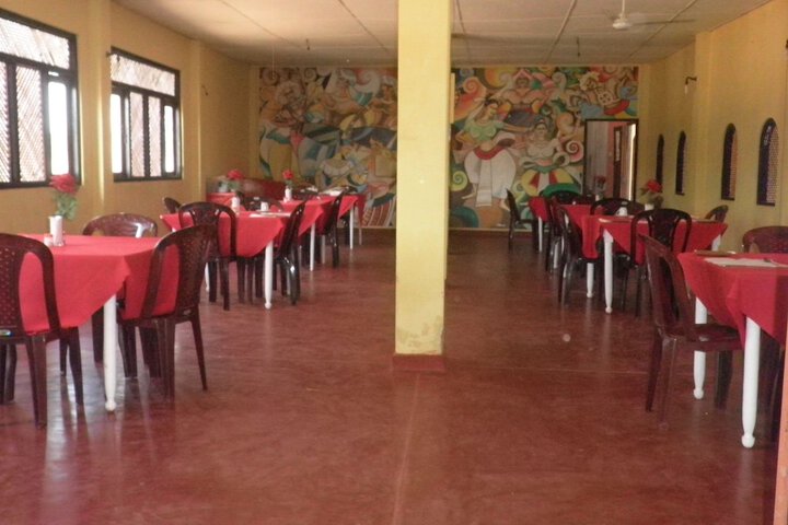 Dining 9 of 18