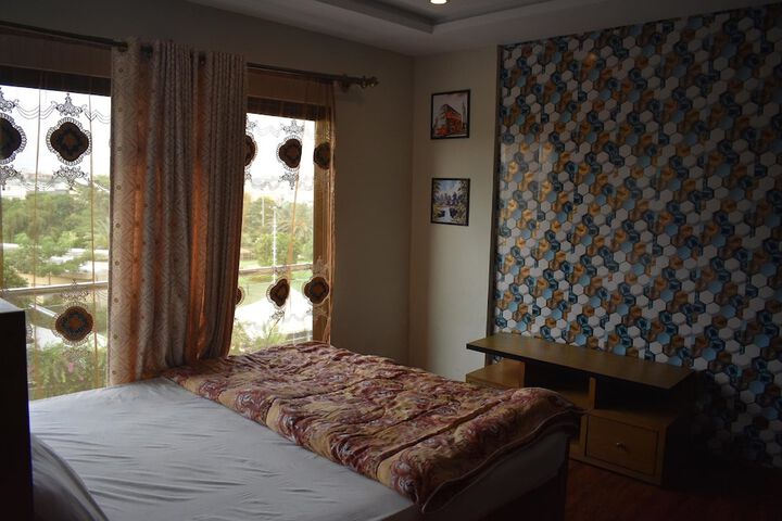 Room 6 of 12
