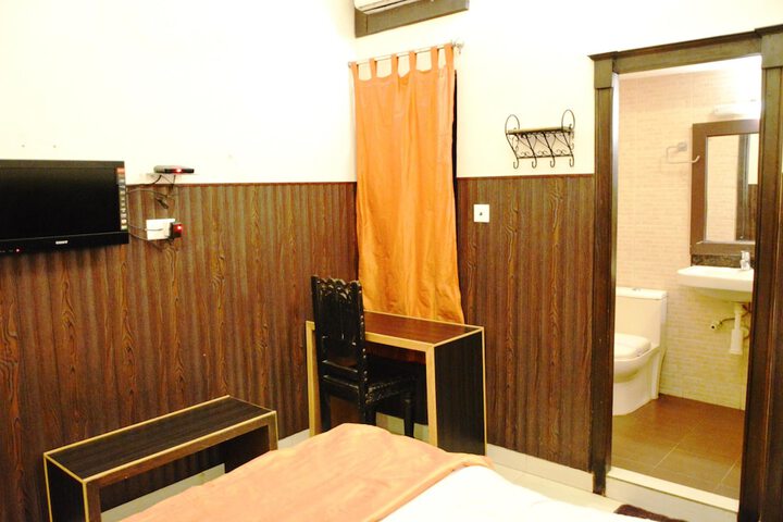 Room 32 of 65