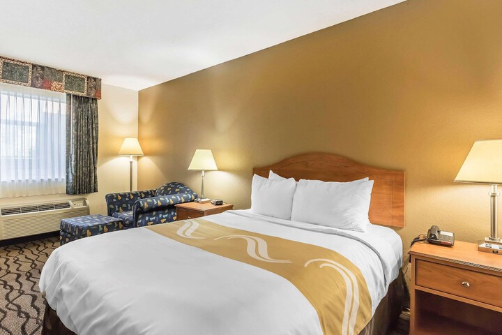 Standard Queen Bed Accessible (4 of 14)