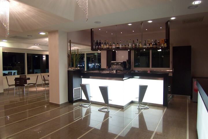 Lounge 41 of 53