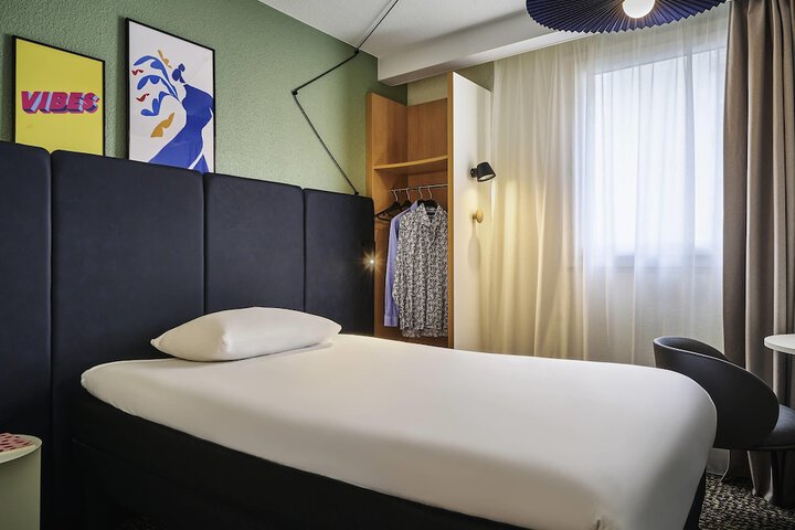 Room 18 of 104