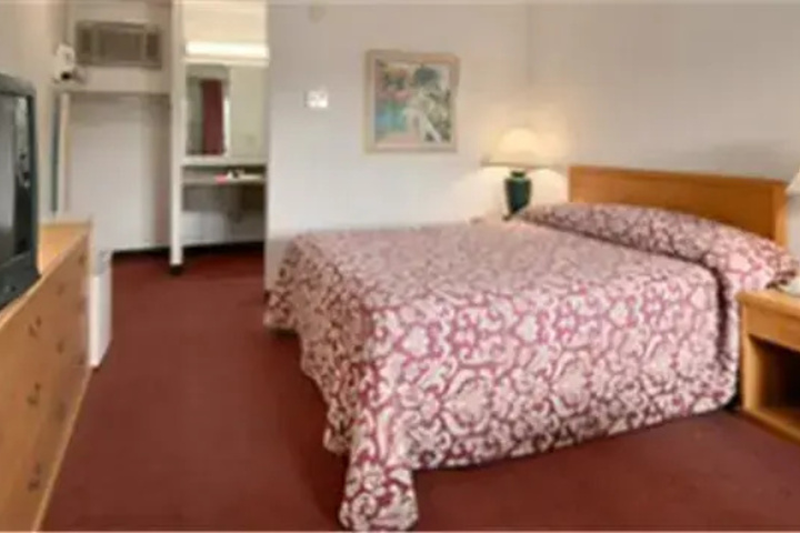 Room 4 of 8