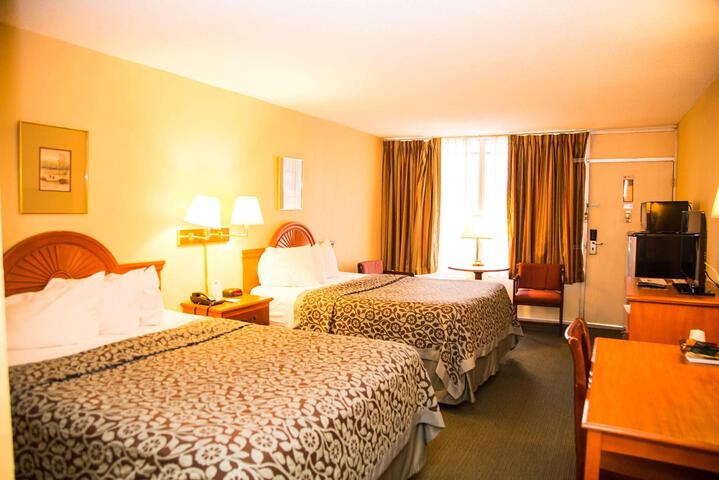 2 Queen Beds (11 of 12)